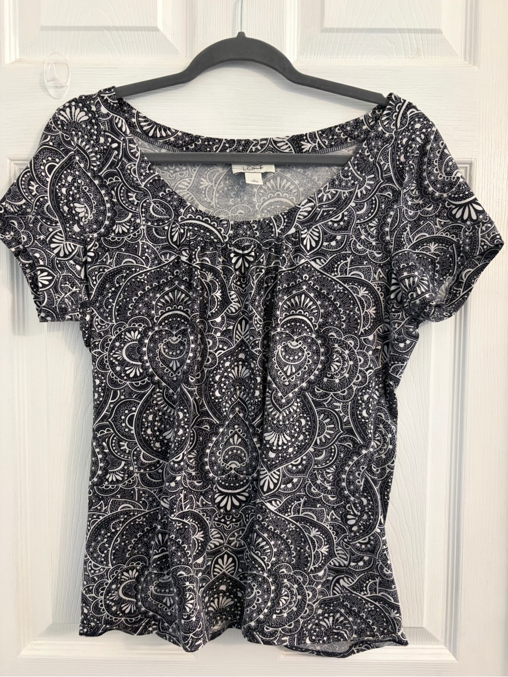LOFT Black & White Paisley Short Sleeve Top. Size large. $10